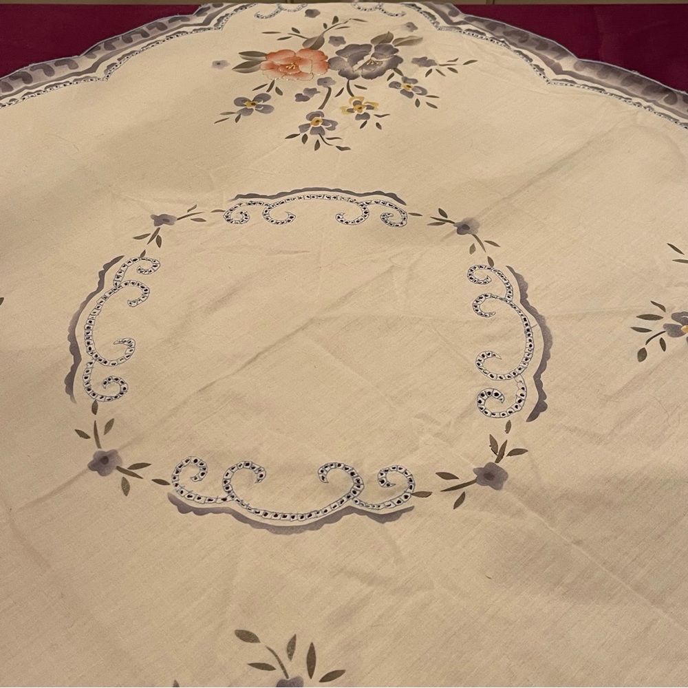 Beautiful delicate small square table linen - Picture 4 of 9